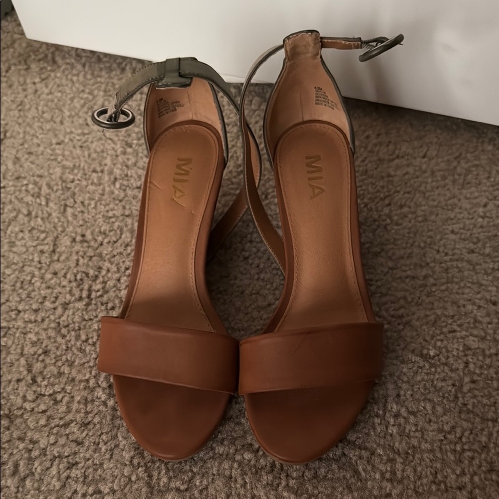 MIA Tan Heels Classic Design